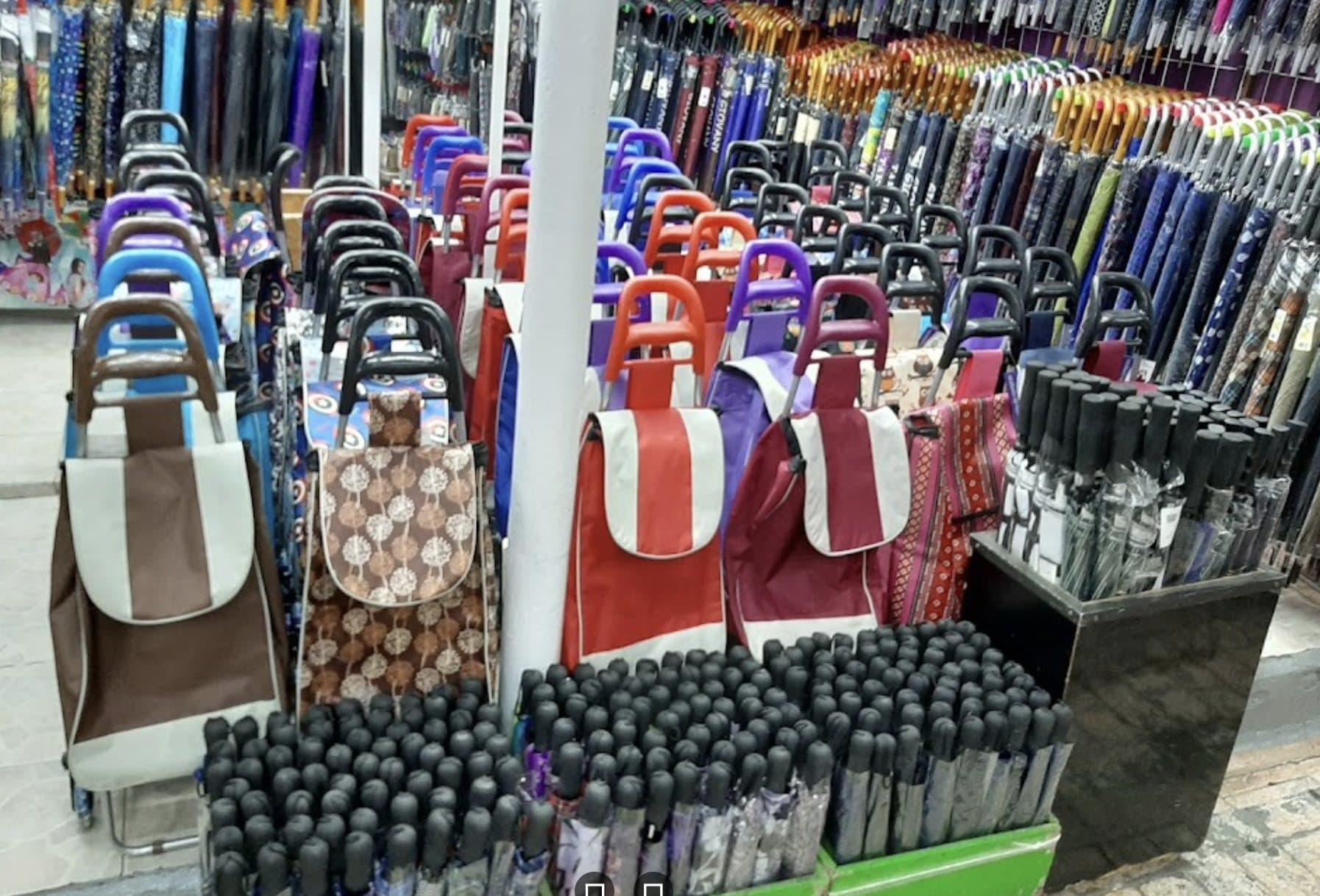 Paraguas y carritos de mandado en la bodega