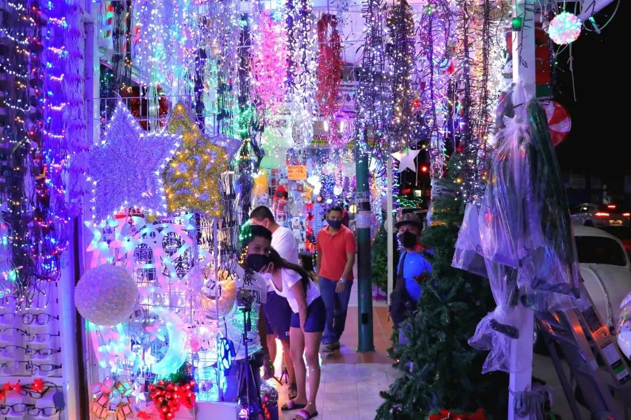 Calle del Centro iluminada con adornos navideños