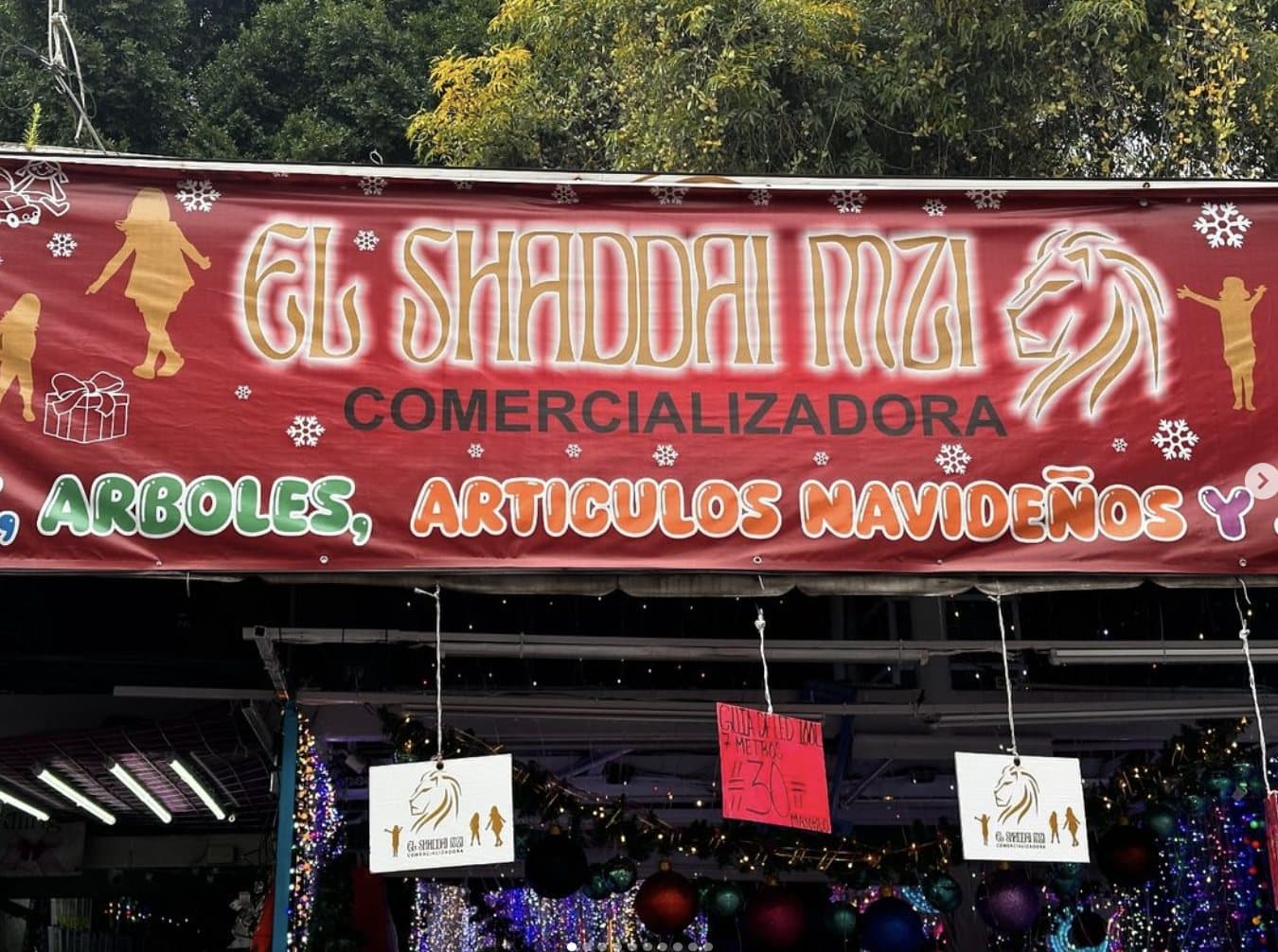 Fachada de El Shaddai MZI con su letrero de temporada navideña